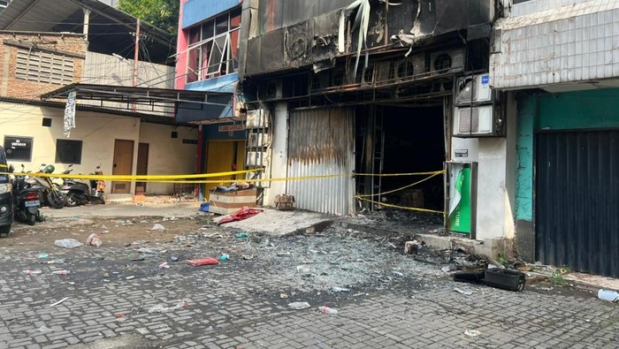 1765991180893-kondisi-terkini-tkp-kebakaran-terra-drone-tewaskan-22-orang-1765332837748_169