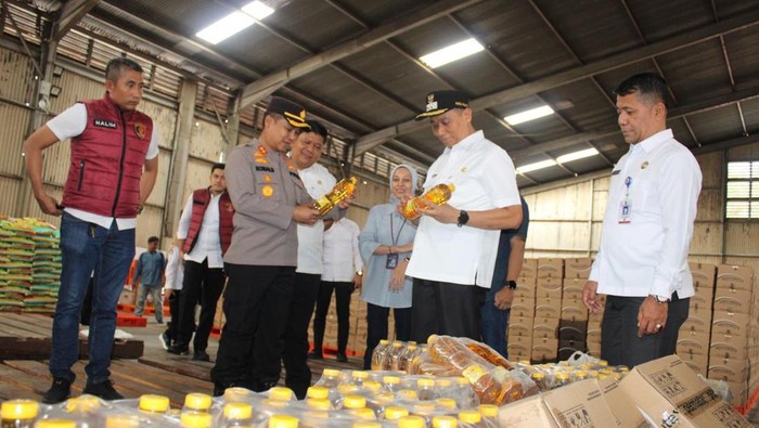 1765991183481-polresta-pekanbaru-sidak-pasar-untuk-memastikan-ketersediaan-bahan-pokok-jelang-natal-dan-tahun-baru-2026-1765982570161_169