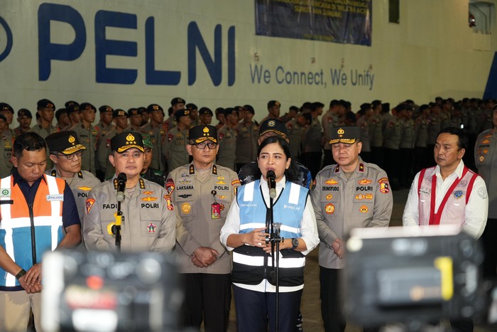 1765991184454-pelni-polri-angkut-237-personel-dan-logistik-via-km-egon-menuju-sumatera-1765982023056