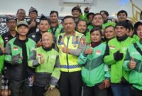 1765991185577-kakorlantas-polri-irjen-agus-suryonugroho-mengajak-ojol-dan-pecalang-menjadi-pelopor-keselamatan-lalu-lintas-di-bali-dok-istim-1765980846290_169