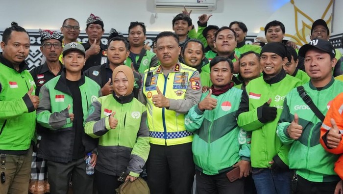 1765991185577-kakorlantas-polri-irjen-agus-suryonugroho-mengajak-ojol-dan-pecalang-menjadi-pelopor-keselamatan-lalu-lintas-di-bali-dok-istim-1765980846290_169