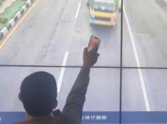 1766012705348-cctv-tabrak-lari-1765974913905_43