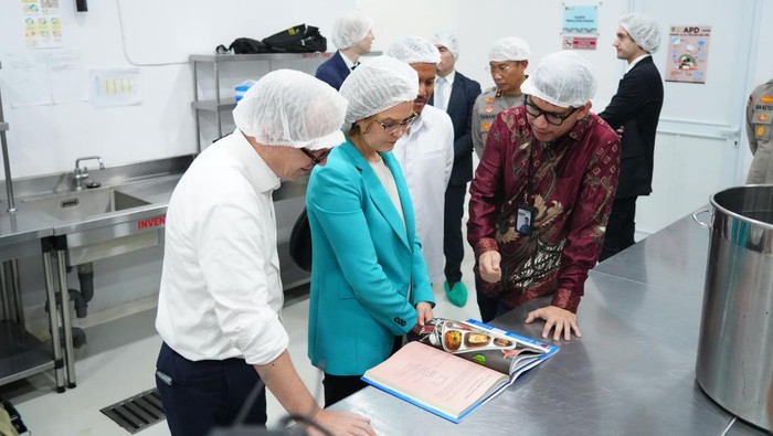 1766034407311-delegasi-prancis-kunjungi-sppg-polri-pejaten-1766033390465_169