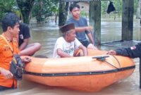 1766034409821-petugas-bpbd-mengevakuasi-lansia-anak-anak-hingga-orang-sakit-ke-tempat-yang-lebih-aman-1766033279125_169