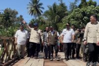 1766034411297-prabowo-meninjau-jembatan-bailey-mantuang-di-padang-pariaman-kamis-18122025-1766032517191_169