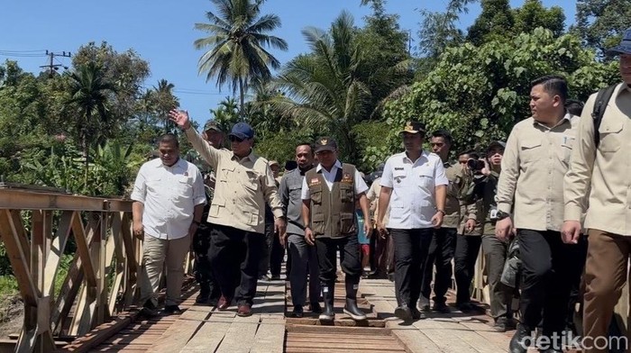 1766034411297-prabowo-meninjau-jembatan-bailey-mantuang-di-padang-pariaman-kamis-18122025-1766032517191_169