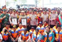 1766034412772-kapolda-metro-jaya-irjen-asep-edi-suheri-memimpin-apel-besar-1000-nelayan-kamtibmas-di-kepulauan-seribu-1766030864523_169