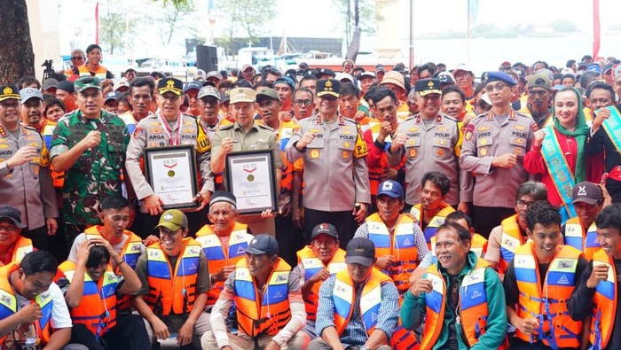 1766034412772-kapolda-metro-jaya-irjen-asep-edi-suheri-memimpin-apel-besar-1000-nelayan-kamtibmas-di-kepulauan-seribu-1766030864523_169