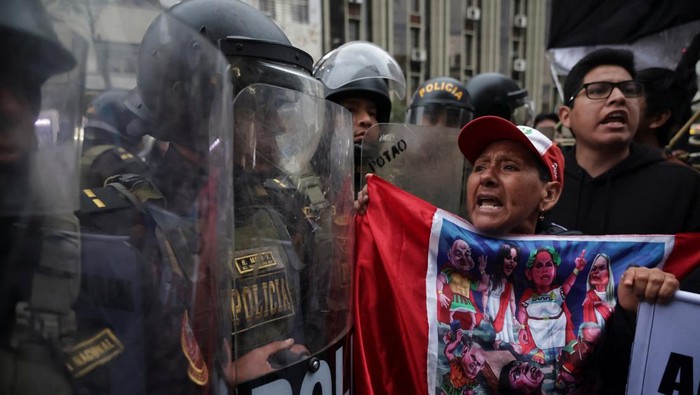 1766034414581-peru-bergejolak-polisi-dan-generasi-z-bentrok-di-tengah-aksi-tolak-boluarte-1759027893572_169