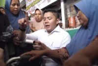 1766056026845-seskab-teddy-indra-wijaya-tinjau-pengungsi-1766054704439_169