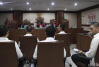 1766056032312-potret-ammar-zoni-perdana-hadir-langsung-persidangan-kasus-narkoba-1766040264900_169