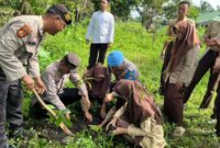1766077599860-puluhan-santri-dan-polisi-di-dumai-menanam-pohon-untuk-kelangsungan-masa-depan-1766070500491_169