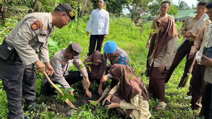 1766077599860-puluhan-santri-dan-polisi-di-dumai-menanam-pohon-untuk-kelangsungan-masa-depan-1766070500491_169