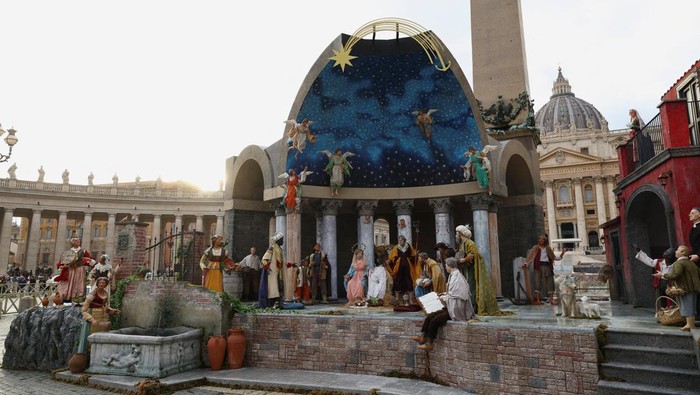 1766077604036-adegan-kelahiran-yesus-karya-italia-dipamerkan-di-vatikan-jelang-natal-1766044621691_169
