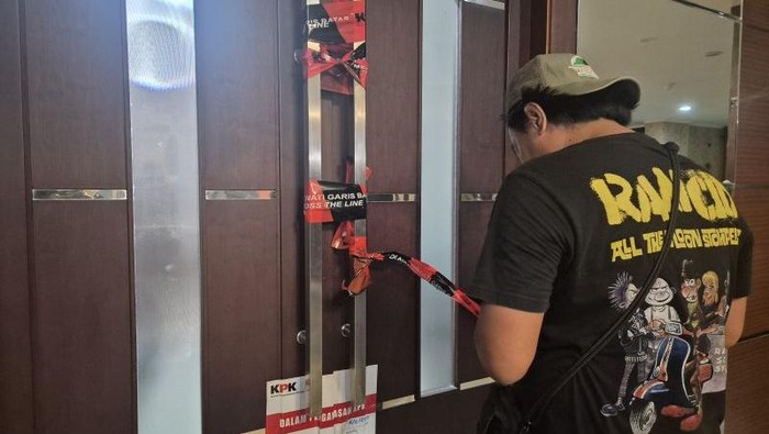 1766077605996-pintu-ruang-kerja-bupati-bekasi-disegel-penyidik-kpk-pada-kamis-malam-antarapradita-kurniawan-syah-1766067825935_169