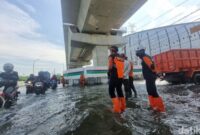 1766120841235-banjir-luapan-air-laut-rob-masih-menggenangi-kawasan-jakarta-international-stadium-jis-di-jakut-sejumlah-motor-mogok-saat-mene-1764907393556_169