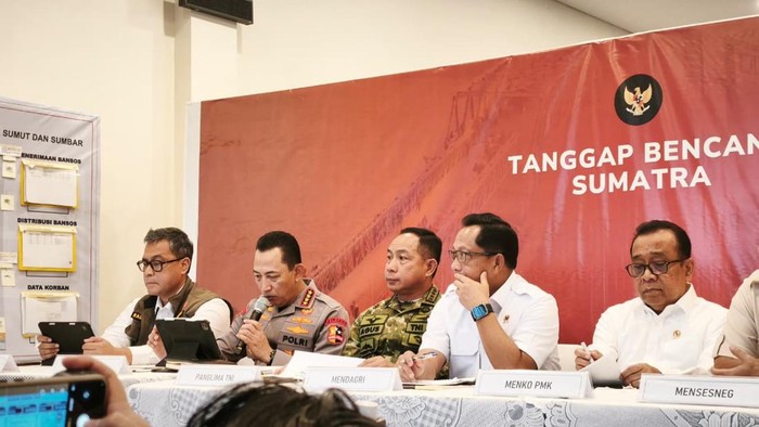 1766120843119-kapolri-jenderal-listyo-sigit-prabowo-kedua-dari-kiri-rolandodetikcom-1766118869948_169