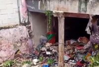 1766120845712-rumah-penuh-sampah-di-surabaya-1766110064156_43