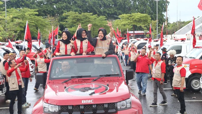 1766207189647-ketua-umum-pdi-perjuangan-pdip-megawati-soekarnoputri-dan-ketua-dpp-pdi-perjuangan-bidang-penanggulangan-bencana-tri-rismahari-1766199192313_169