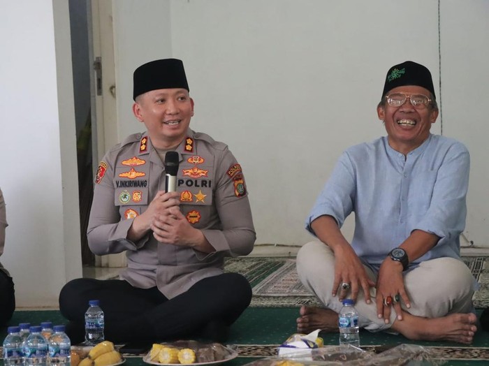 1766228776599-kapolres-tangsel-akbp-victor-inkiriwang-memberikan-safe-deposit-kepada-dkm-masjid-al-hadi-di-curug-tangerang-1751305562812_43