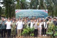 1766228777549-menhut-raja-juli-antoni-hingga-kapolda-riau-irjen-herry-heryawan-menyaksikan-pelepasan-hak-tanah-masyarakat-di-tesso-nilo-1766225101726_169