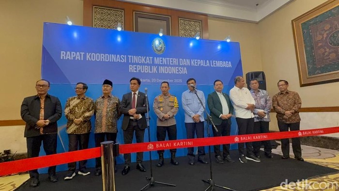 1766228779686-rapat-koordinasi-tingkat-menteri-dan-kepala-lembaga-dengan-tim-komisi-percepatan-reformasi-kepolisian-negara-republik-indonesi-1766224194049_169