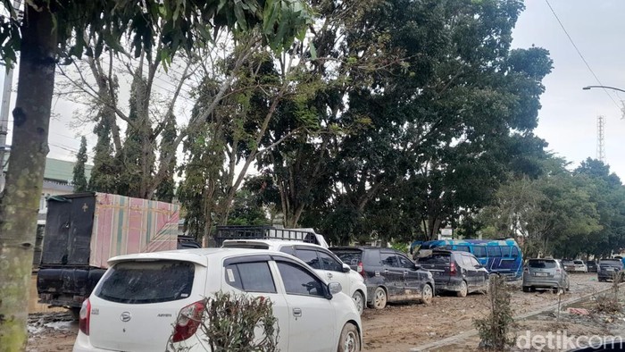 1766315163638-pinggiran-jalan-di-kuala-simpang-masih-dipenuhi-oleh-lumpur-dan-kendaraan-bekas-terendam-banjir-foto-nizar-aldidetiksumut-1765384048995_169