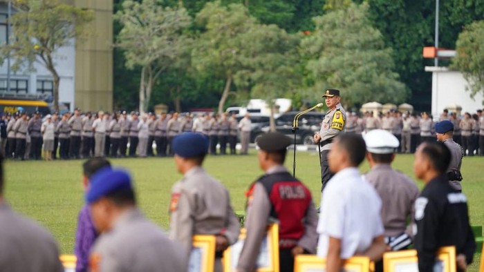 1766466435799-kapolda-riau-irjen-herry-heryawan-memberikan-penghargaan-kepada-488-personel-yang-ikut-dalam-misi-kemanusiaan-sumbar-1766463160723_169