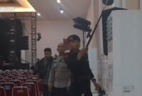 1766660773931-polsek-cileungsi-dan-satbrimob-polda-jawa-barat-sterilisasi-33-gereja-di-wilayah-setempat-kamis-25122025-1766657402689_169