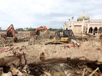 1766725619910-alat-berat-dikerahkan-bersihkan-sisa-banjir-bandang-di-aceh-tamiang-1766316936888_43