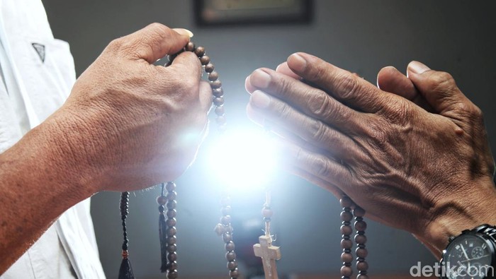 1766811977723-mewarisi-indahnya-toleransi-di-kampung-sawah-bekasi-satu-keluarga-beda-agama-2_169