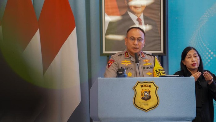 1766941547622-rilis-akhir-tahun-2025-polda-riau-1766921682888_169