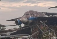 1767027981013-penampakan-sayap-pesawat-bekas-timpa-atap-rumah-bogor-terbawa-puting-beliung-sholihindetikcom-1767012158135_169