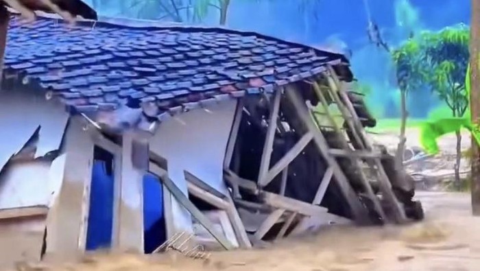 1767135908204-potongan-video-viral-rumah-yang-ambruk-dan-hanyut-terbawa-banjir-bandang-1767083734702_169