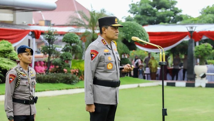 1767287170721-kapolda-jawa-tengah-irjen-ribut-hari-wibowo-memimpin-upacara-kenaikan-pangkat-dokistimewa-1767272452081_169