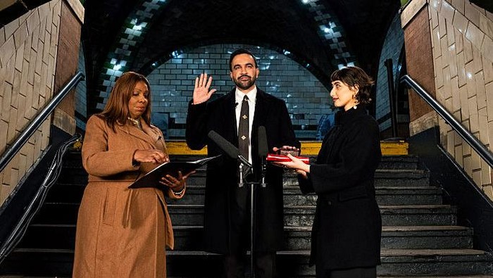 1767308694989-zohran-mamdani-resmi-dilantik-sebagai-wali-kota-new-york-ke-112-1767251006874_169