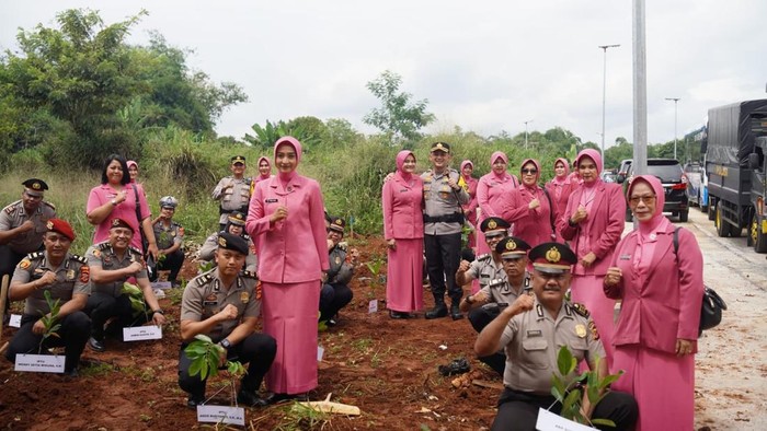 1767352076516-kapolres-bogor-akbp-wikha-ardilestanto-memimpin-upacara-laporan-kenaikan-pangkat-anggota-polri-dan-pns-polri-di-lingkungan-pol-1767350954689_169