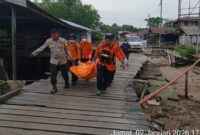 1767416819881-polisi-mengevakuasi-jasad-pria-yang-ditemukan-terdampar-di-perairan-kepulauan-meranti-riau-1767412361150_169