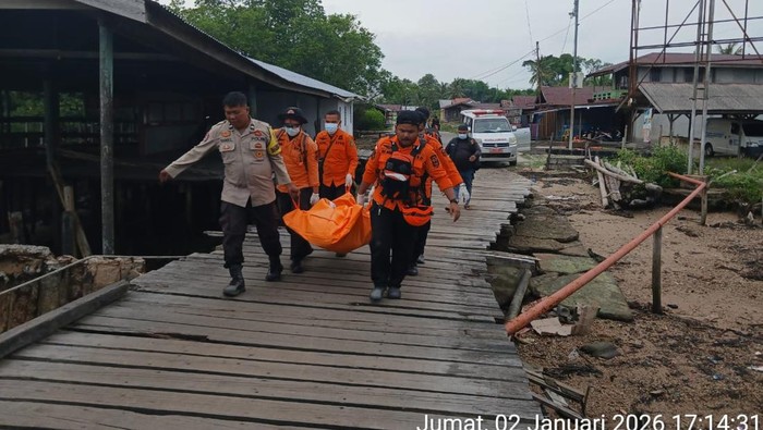 1767416819881-polisi-mengevakuasi-jasad-pria-yang-ditemukan-terdampar-di-perairan-kepulauan-meranti-riau-1767412361150_169