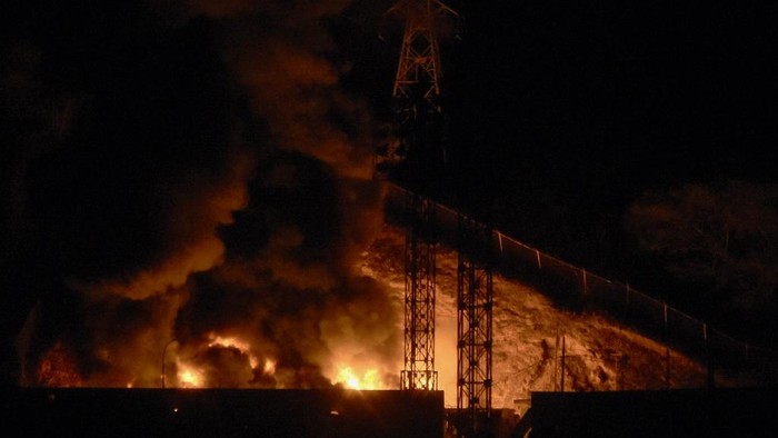 1767438503645-kobaran-api-dan-kepulan-asap-menjulang-dari-area-fuerte-tiuna-kompleks-pangkalan-militer-tebesar-venezuela-menyusul-rentetan-l-1767430451050_169