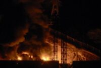 1767438513916-kobaran-api-dan-kepulan-asap-menjulang-dari-area-fuerte-tiuna-kompleks-pangkalan-militer-tebesar-venezuela-menyusul-rentetan-l-1767430451050_169