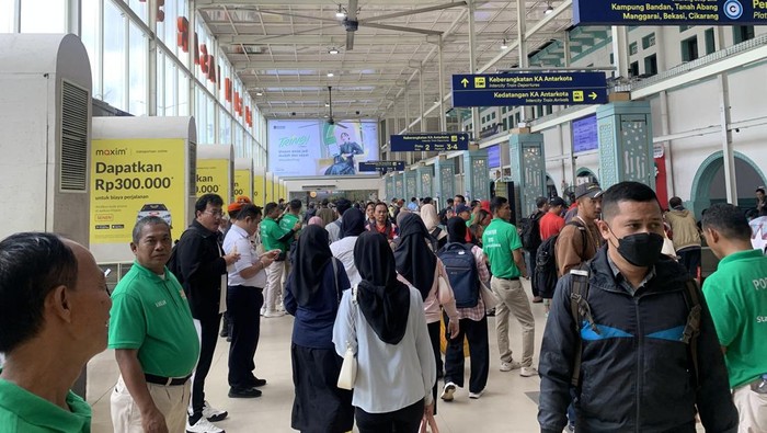 1767438514904-suasana-di-stasiun-pasar-senen-menjelang-libur-natal-dan-tahun-baru-1766210310476_169