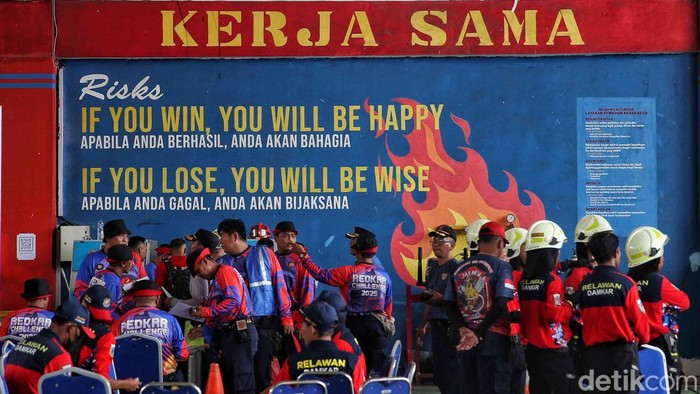 1767524810992-aksi-seru-petugas-damkar-adu-ketangkasan-di-jakarta-fire-safety-challenge-2025-1757916732771_169