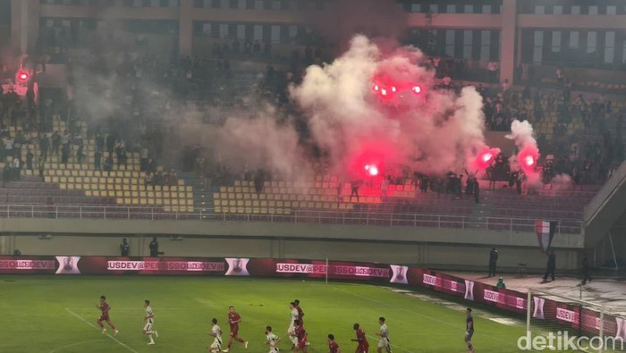 1767546332056-laga-persis-solo-vs-persita-tangerang-di-stadion-manahan-solo-diwarnai-penyalaan-flare-minggu-412026-1767525450941_169