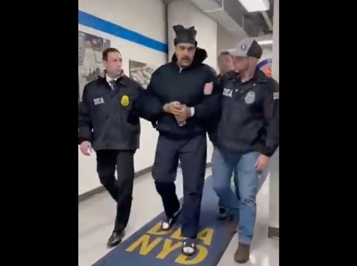 1767546336658-gedung-putih-mengunggah-video-terbaru-presiden-venezuela-nicolas-maduro-usai-penangkapan-1767495578789_43