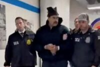 1767567926253-detik-detik-maduro-digiring-dalam-tahanan-di-new-york-1767496366214_169