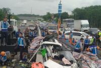 1767567927651-penampakan-toyota-voxy-remuk-dan-mercy-tertimbun-muatan-besi-di-tol-batang-minggu-412026-1767543461554_169