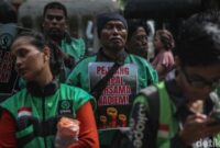 1767589677320-aksi-ojol-dukung-nadiem-di-pengadilan-tipikor-1767583130194_169