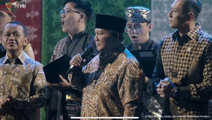 1767654297195-prabowo-ikut-bernyanyi-lagu-sio-mama-dan-o-ulate-di-acara-natal-nasional-2025-1767635394205_169