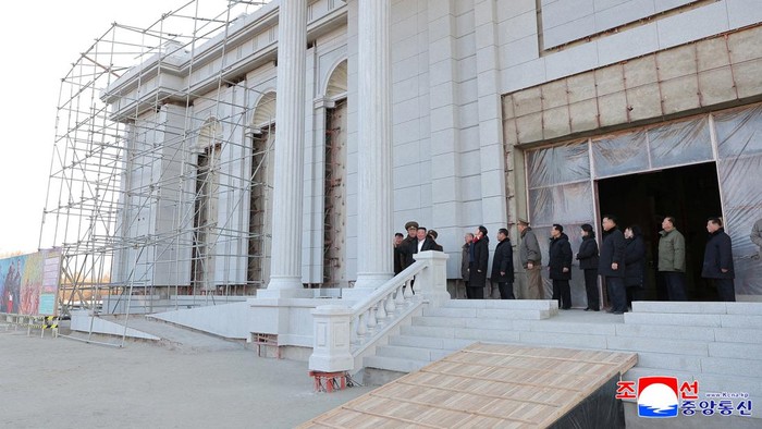 1767719170627-kim-jong-un-pantau-pembangunan-monumen-prajurit-korea-utara-yang-gugur-1767678157169_169